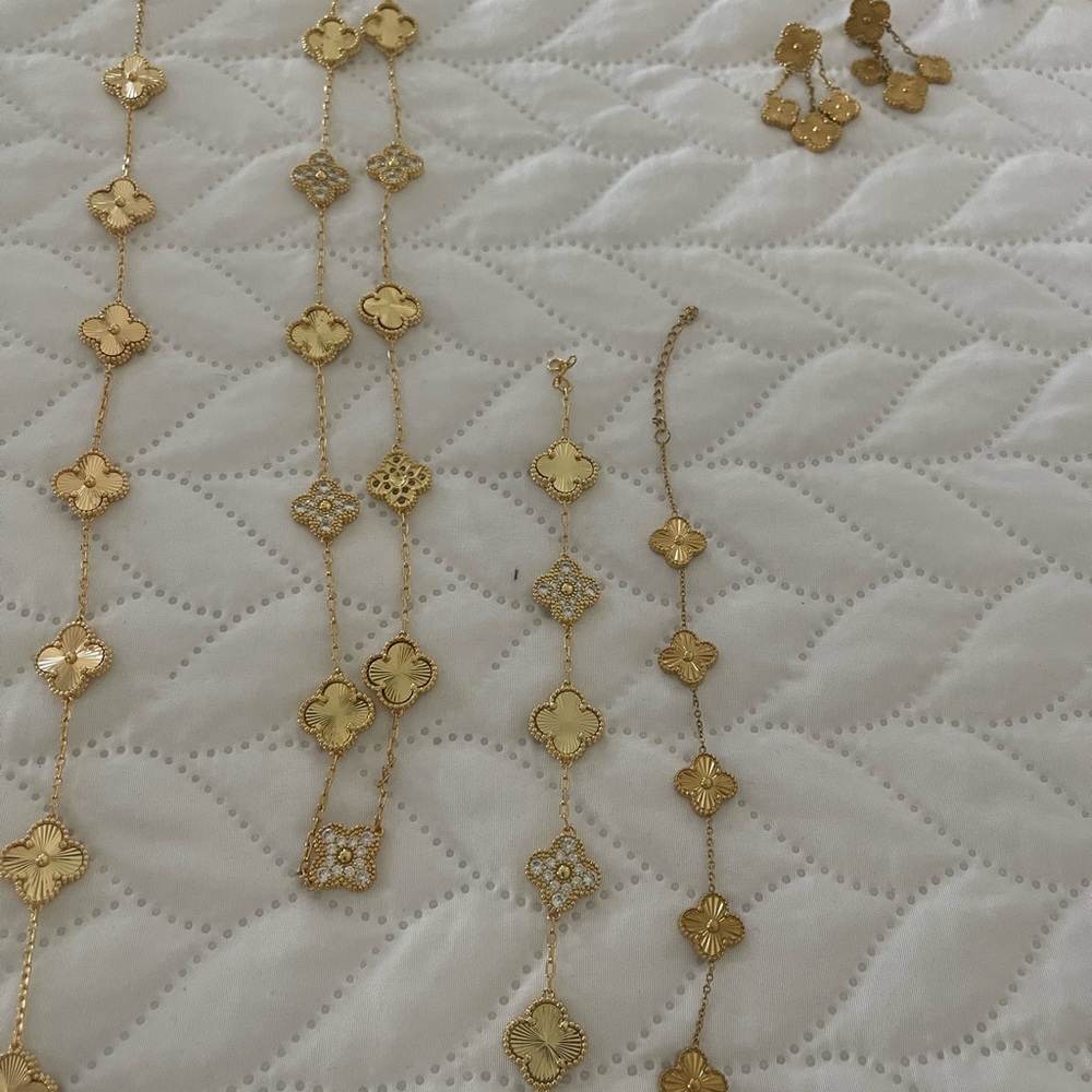Elegant Black and Gold Floral Necklace - Picture 15 of 16